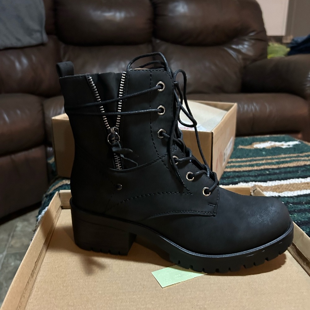 Brand New Size 6M Dunes Black lace up boots.